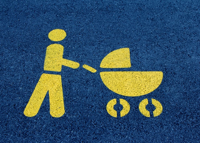 Das Bild zeigt einen gelb skizzierten Mann auf blauem Grund, der einen Kinderwagen vor sich herschiebt.