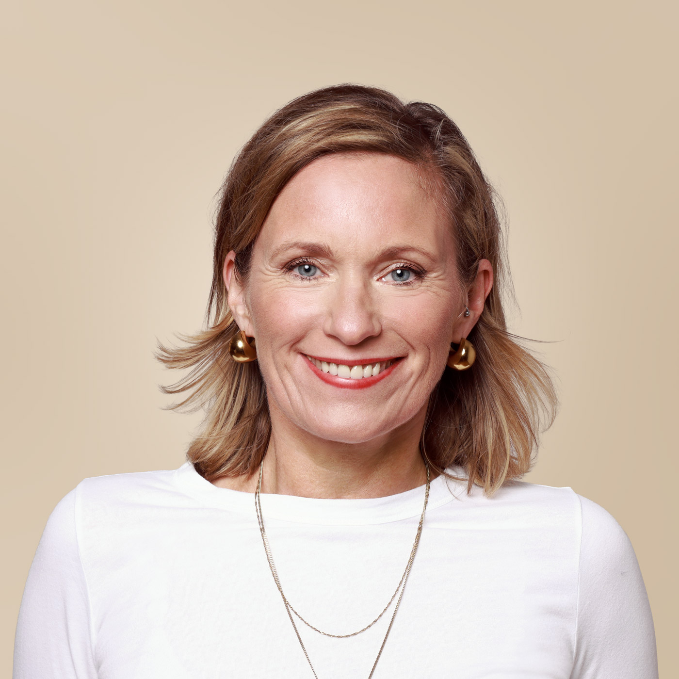 Charlotte Heidsiek schaut lächelnd frontal offenen Blickes in die Kamera.